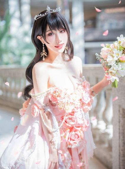 蒙上眼睛的女大学生